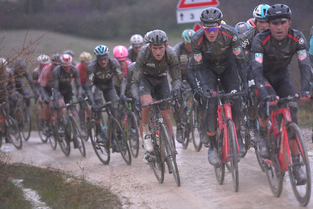 2018 Strade Bianche: riders in the rain