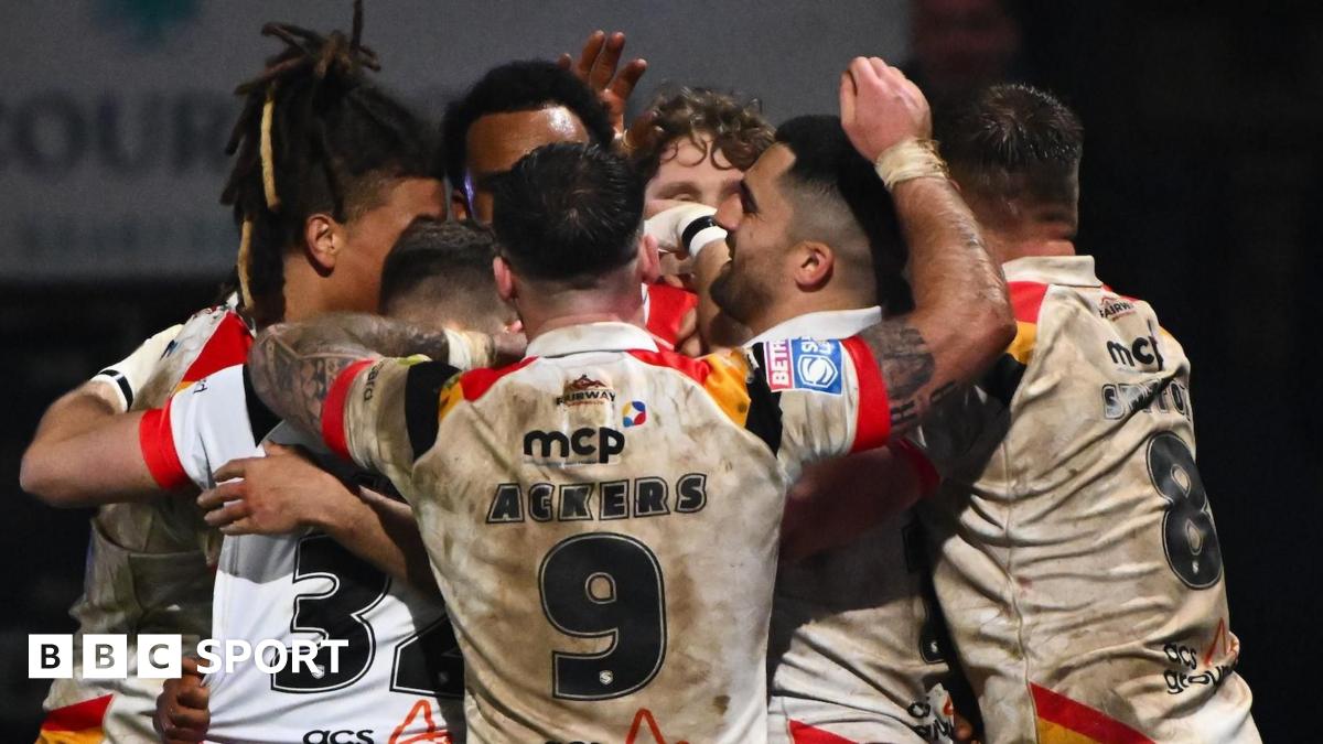 Bradford Bulls celebrate against Huddersfield Giants