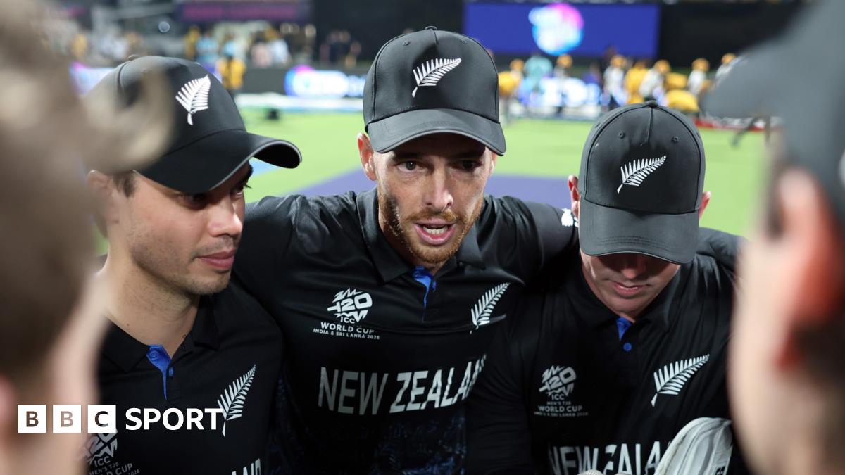 New Zealand captain Mitchell Santner addresses his players in a huddle