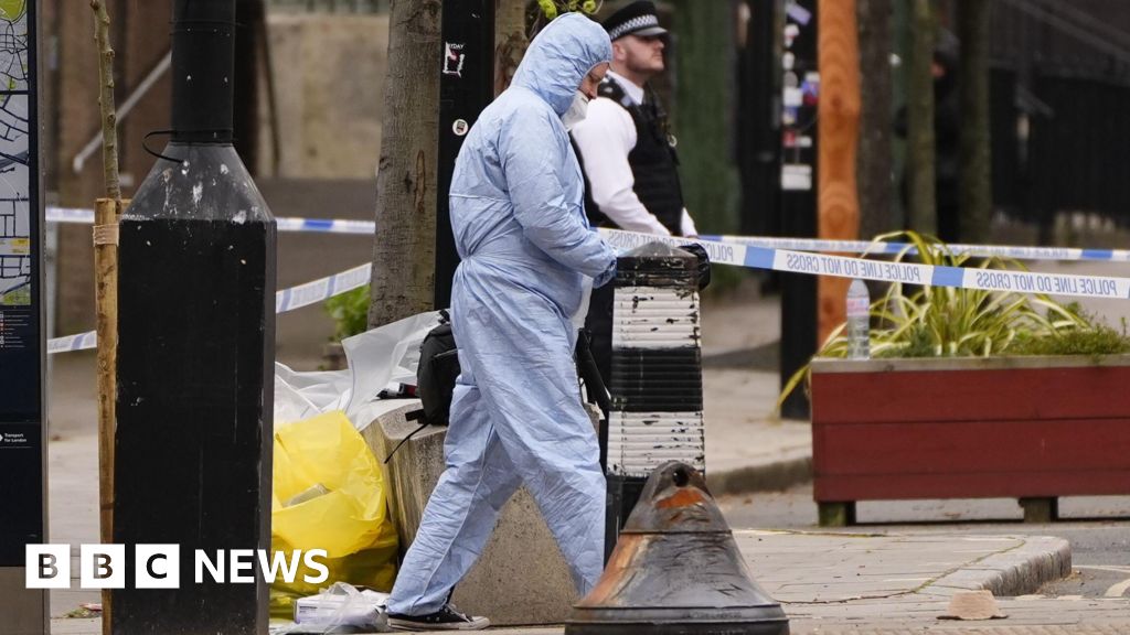 Man, 26, shot dead in car near Euston station - BBC