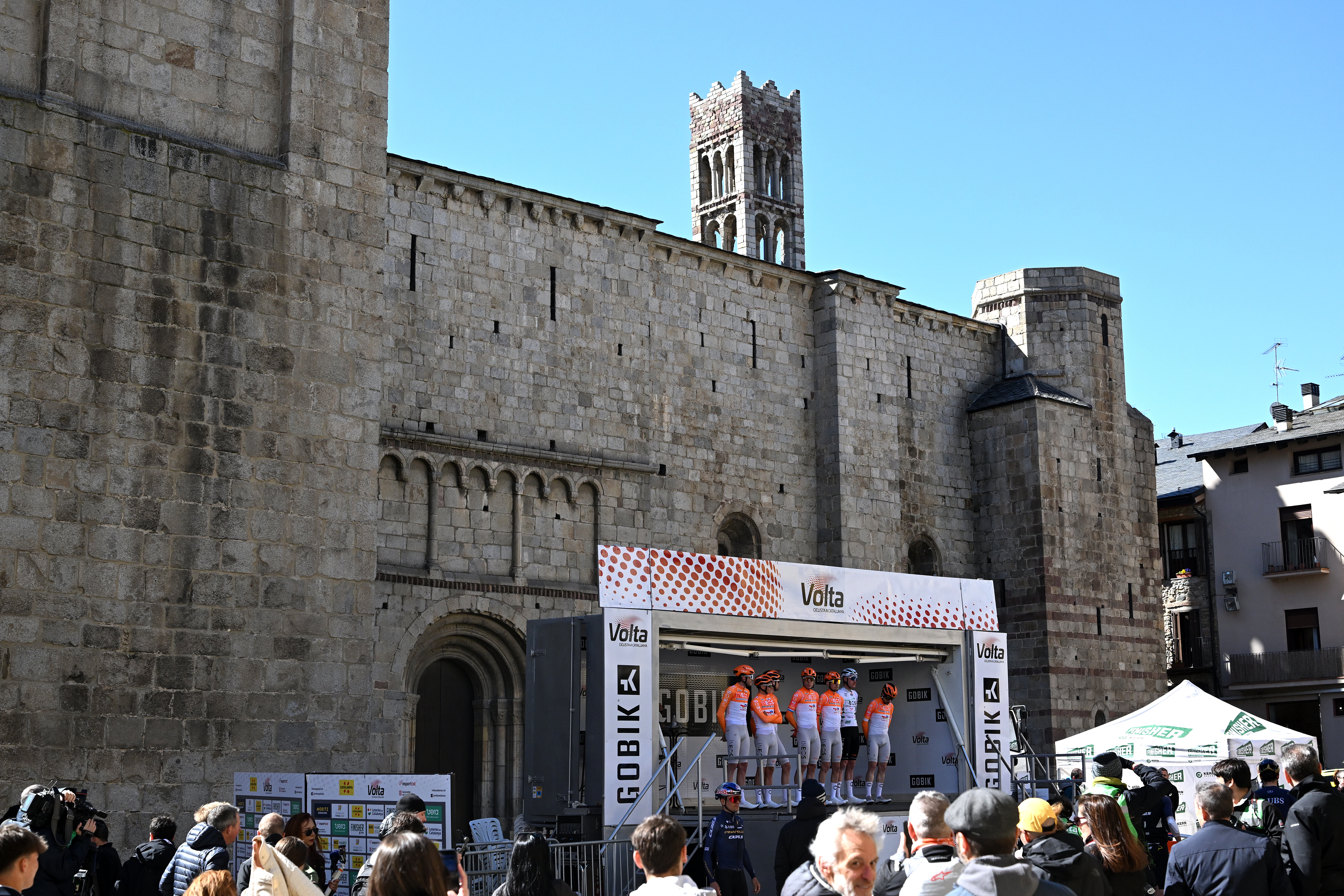 LA MOLINA, SPAIN - MARCH 27: A general view of Oscar Onley of Great Britain, Dorian Godon of France - Green Leader Jersey, Victor Langellotti of Monaco, Carlos Rodriguez of Spain, Embret Svestad-Bardseng of Norway, Bob Jungels of Luxembourg, Laurens De Plus of Belgium and Team INEOS Grenadiers prior to the 105th Volta a Catalunya 2026, Stage 5 a 155.3km stage from La Seu d&amp;apos;Urgell to La Molina/Coll de Pal 2109m / #UCIWT / on March 27, 2026 in La Seu d&amp;apos;Urgell, Spain. (Photo by Szymon Gruchalski/Getty Images)