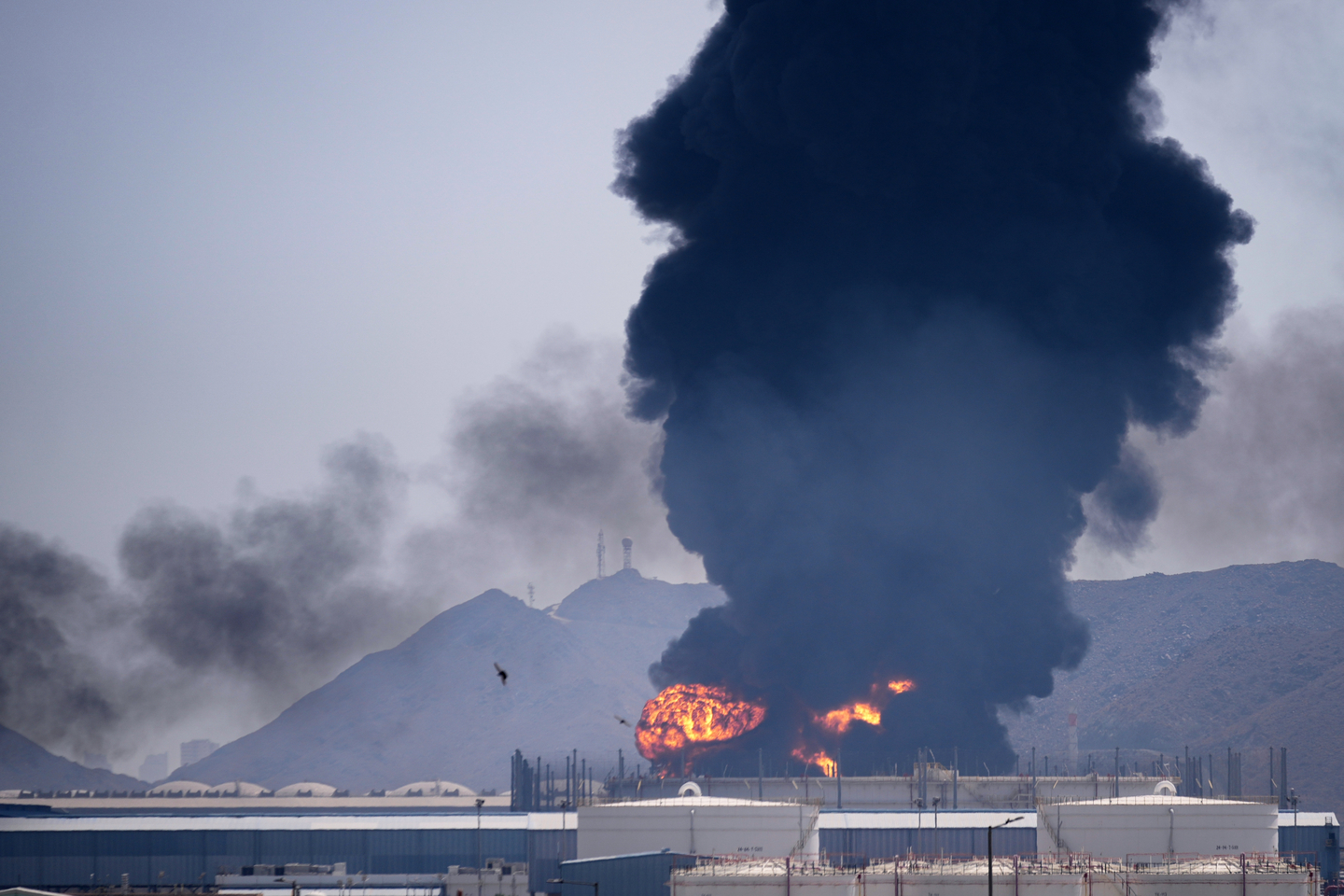 A fire and plume of smoke rise after, according to authorities. debris from an intercepted Iranian drone struck an oil facility in Fujairah, United Arab Emirates, on March 14. [AP/YONHAP]