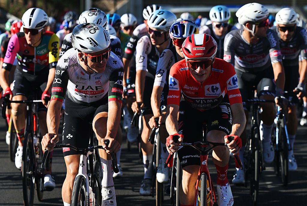 Jo&atilde;o Almeida (l) and Jonas Vingegaard during the 2025 Vuelta a Espa&ntilde;a
