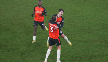 Walsh hits late winner to send Town to Wembley