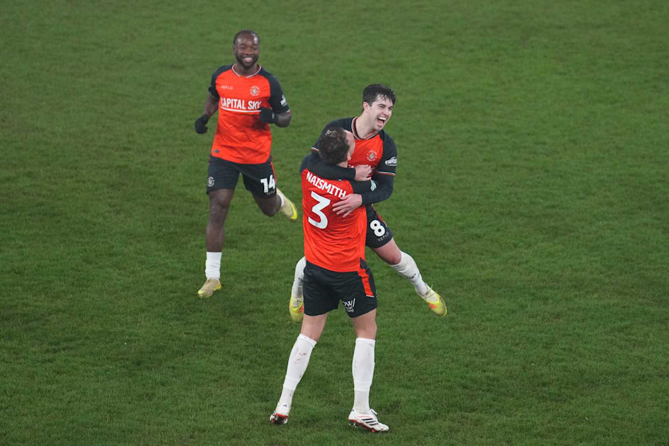 Walsh hits late winner to send Town to Wembley