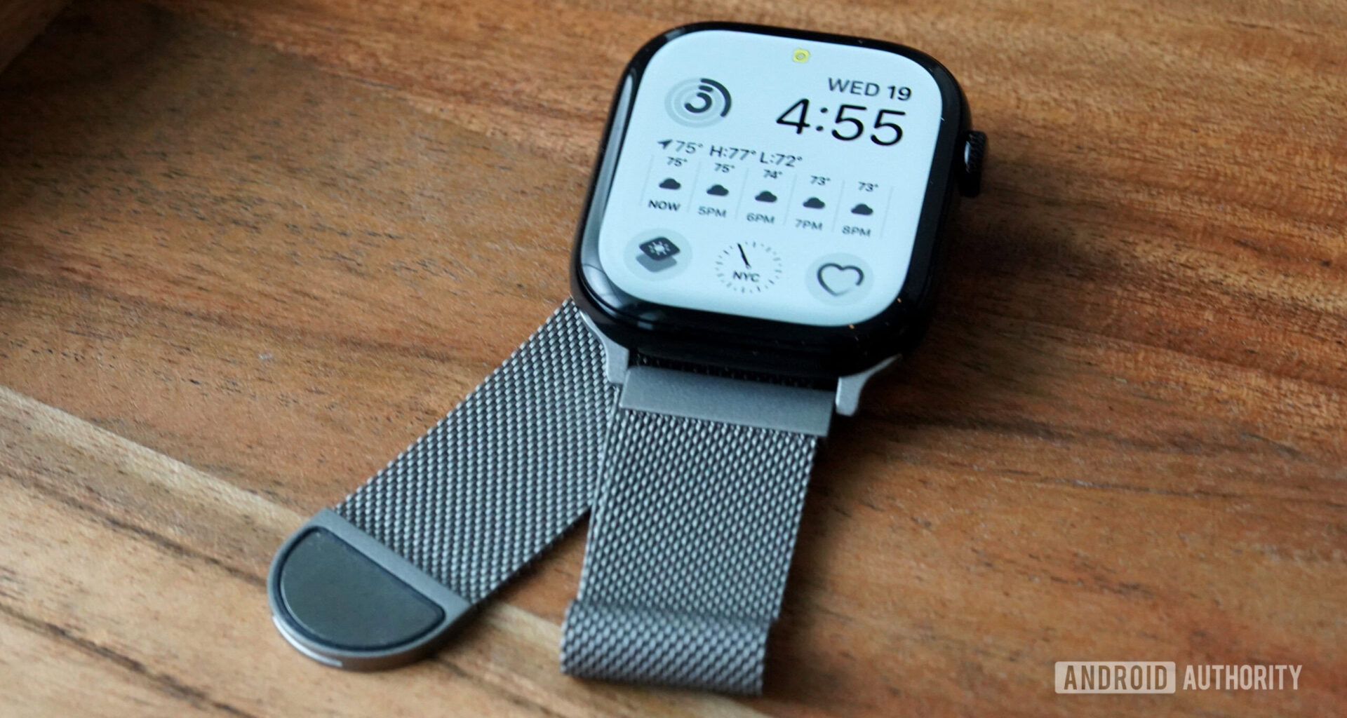 An Apple Watch Series 10 equips a metal band.