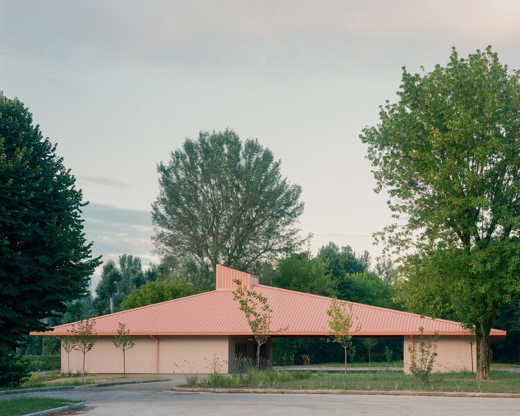 Under The Pink Roof / Caret Studio Associato - Exterior Photography