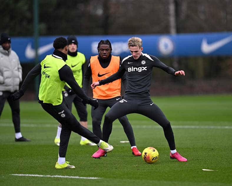 Rosenior confirms Academy wingers to join Chelsea squad in Wrexham | News | Official Site