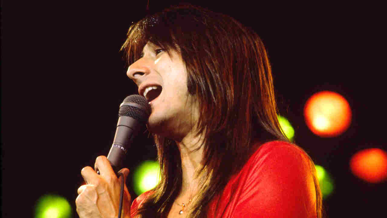 Steve Perry performing onstage in 1980