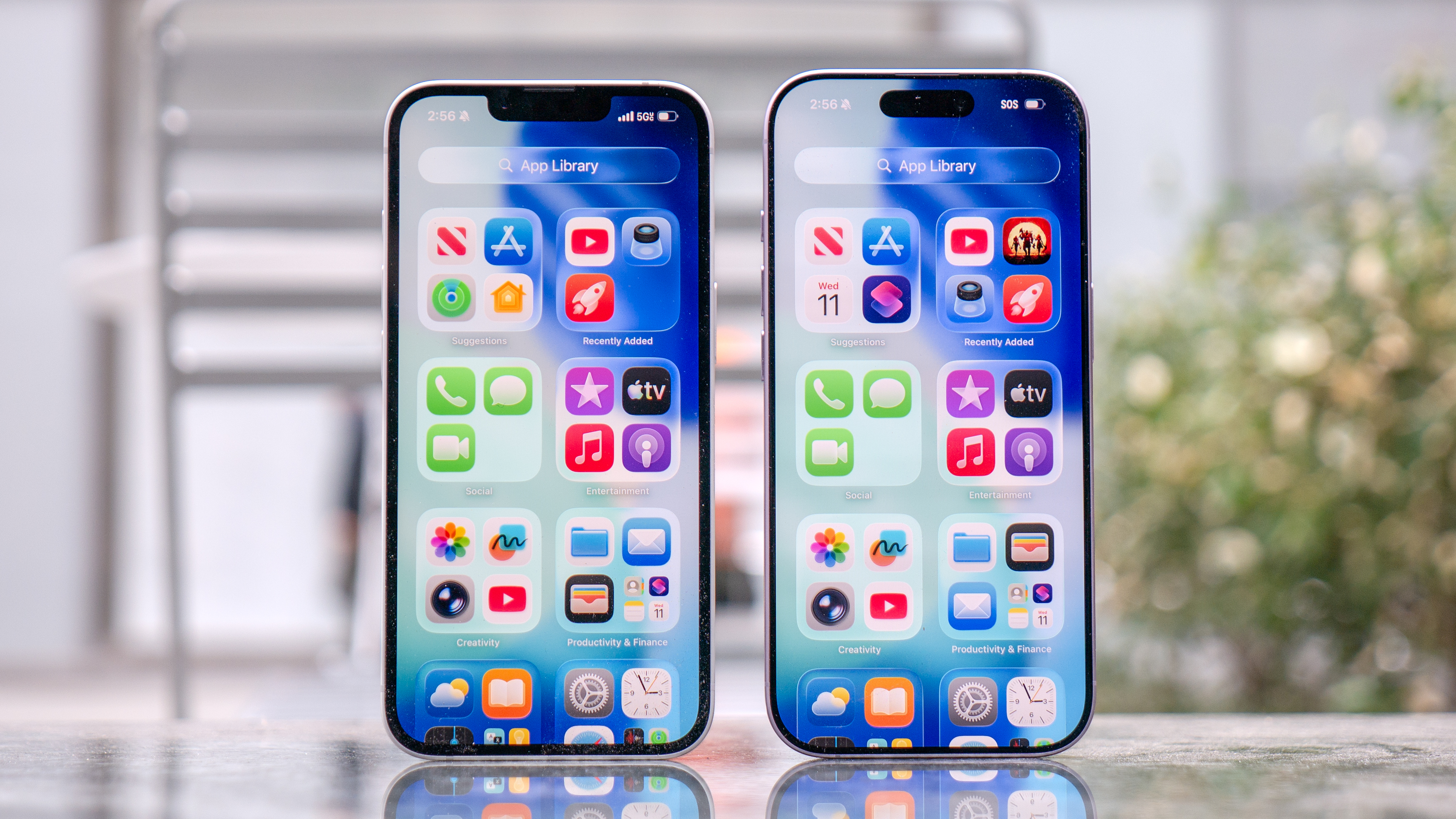 iPhone 17e vs iPhone 17 screens on.