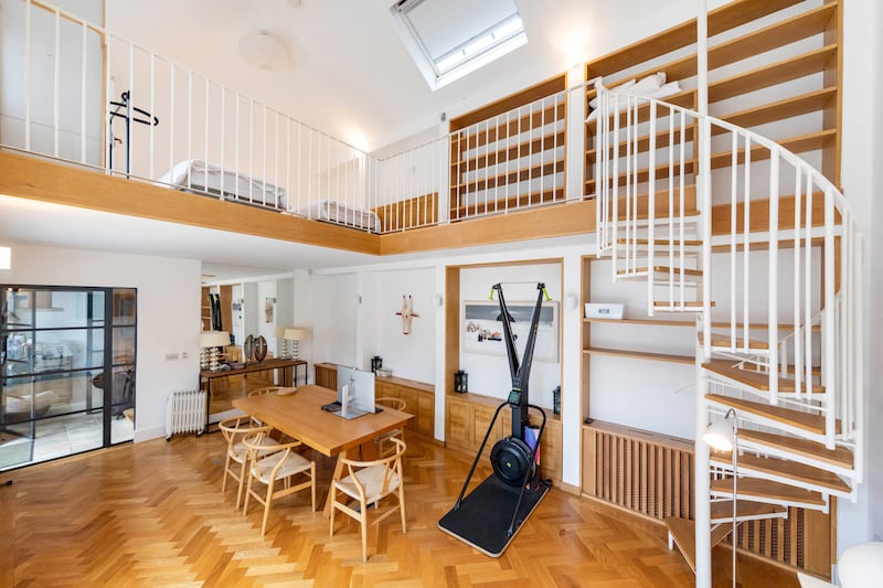 Coach house: mezzanine