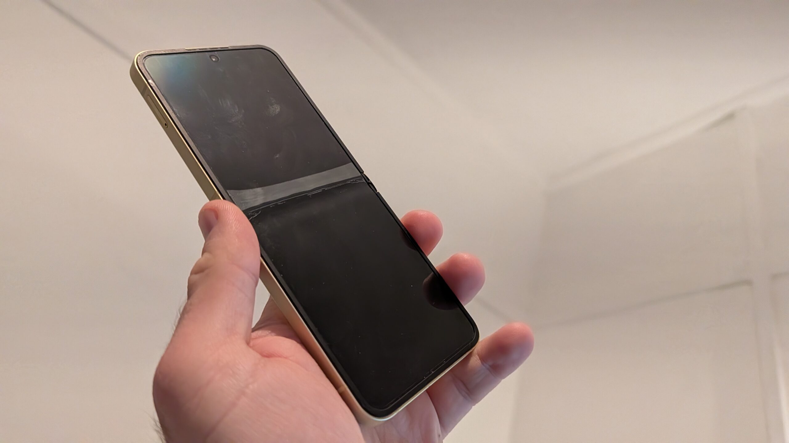 Galaxy Z Flip 6 screen protector bubble