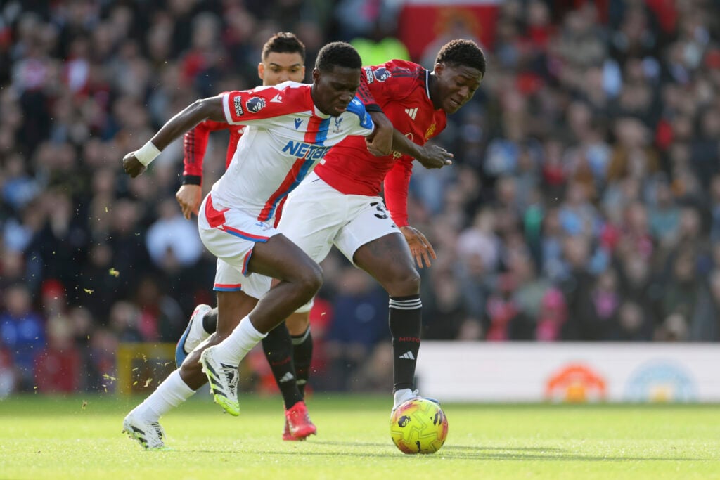 Kobbie Mainoo competes for ball with Palace's Ismaila Sarr