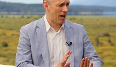 Fed’s Goolsbee warns energy shocks cloud rate outlook, echoing Barr stance