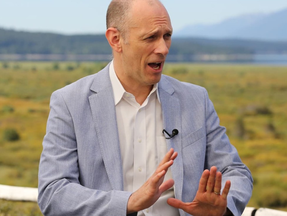 Fed’s Goolsbee warns energy shocks cloud rate outlook, echoing Barr stance