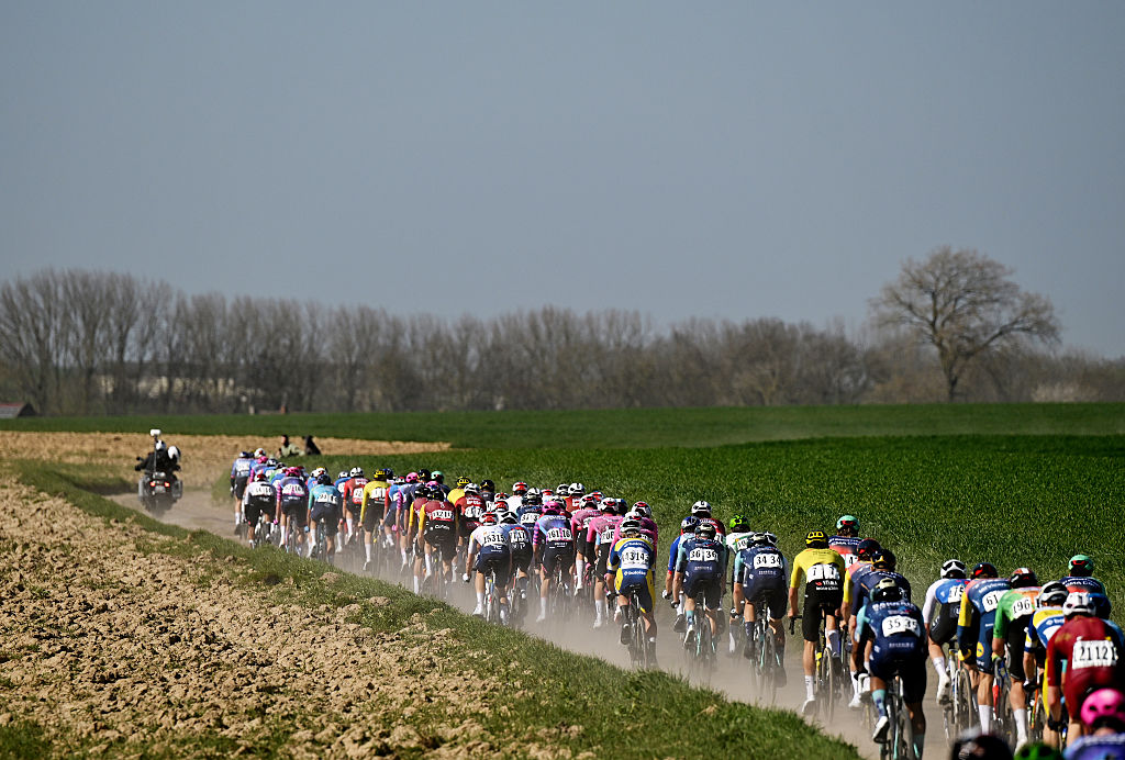 2026 Gran Prix de Denain: the bunch in full flight on a dry day in northern France