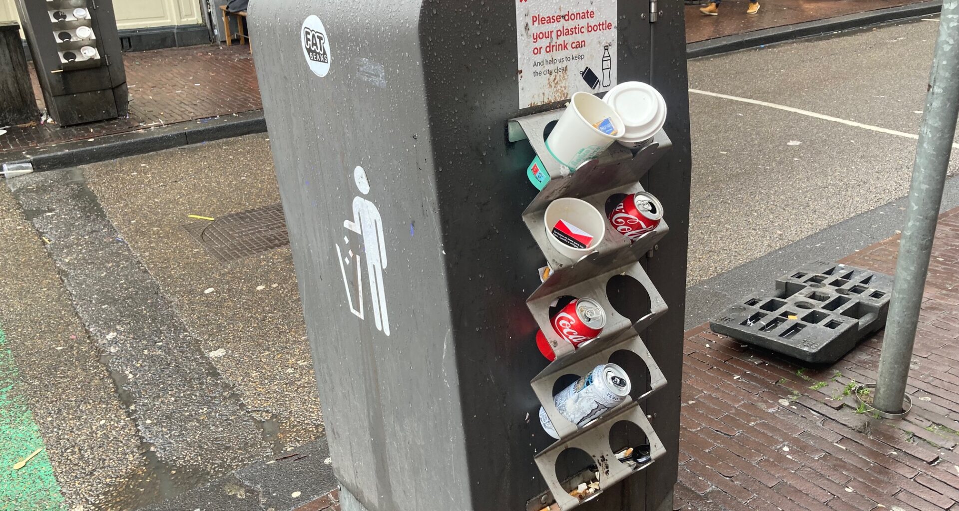 Half of Dutch teenagers down 90 sugar cubes in drinks a week