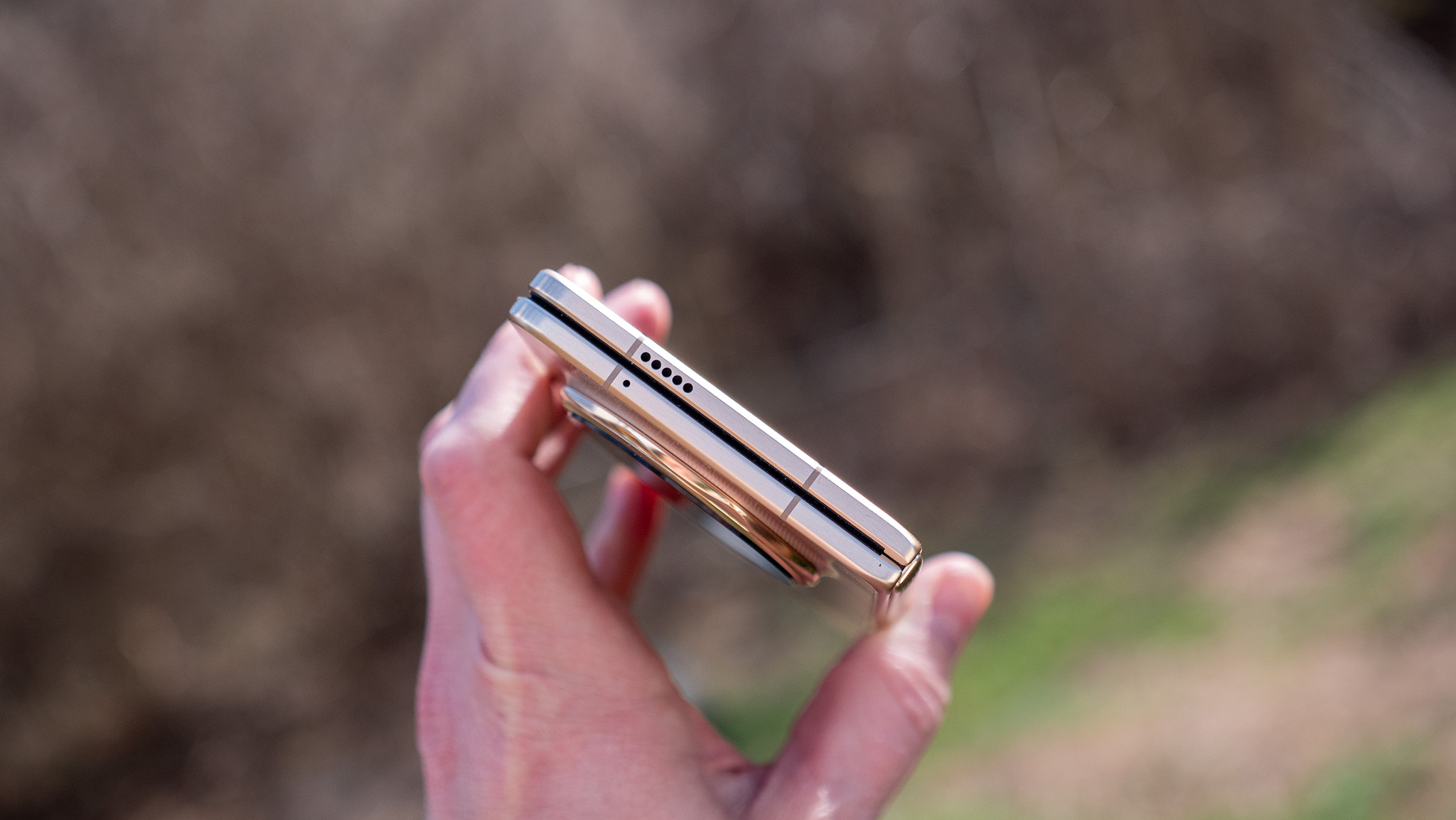 Holding the gold Honor Magic V6