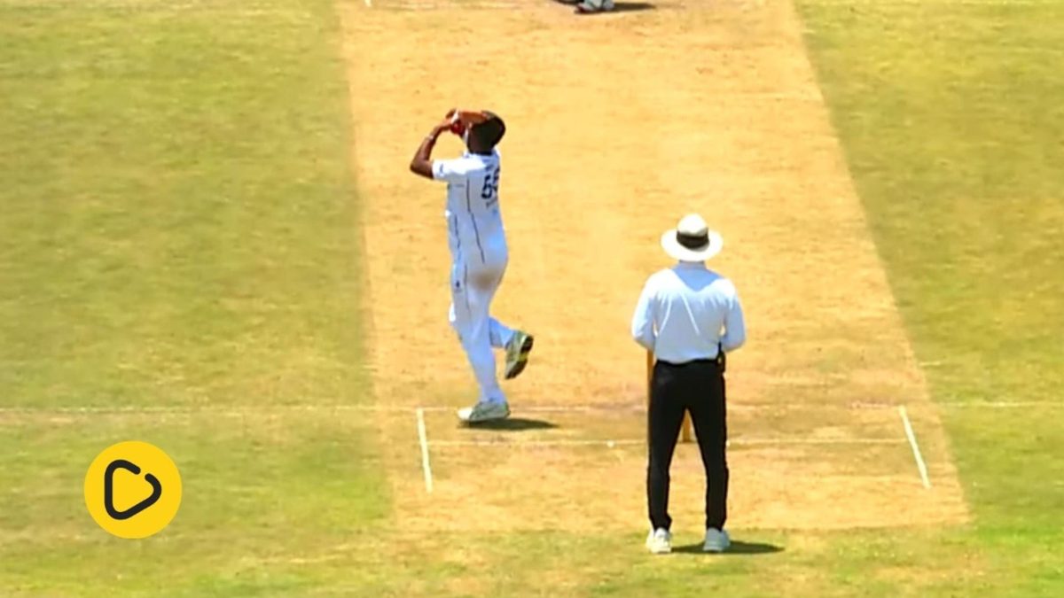 Sri Lanka’s Richmond College’s Nethuja Basitha attempted an Usman Tariq-like pause in his bowling action during the ‘Lover’s Quarrel’ match against Mahinda College in Galle on Saturday (March 21).