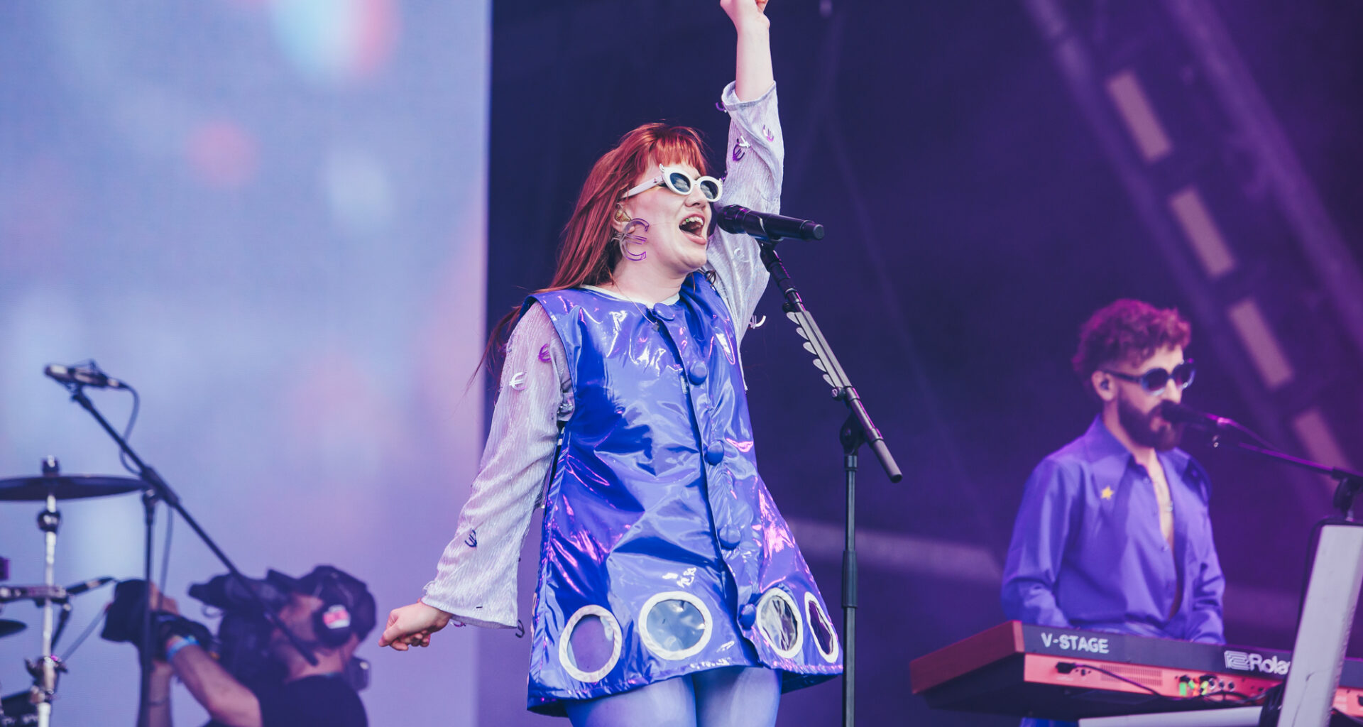 Watch CMAT cover Girls Aloud’s ‘Biology’ with Katy J Pearson in Manchester