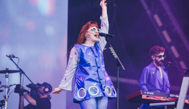 Watch CMAT cover Girls Aloud’s ‘Biology’ with Katy J Pearson in Manchester