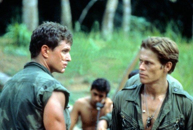 Film: Platoon, (1986) Tom Berenger, Willem Dafoe Film and Television No Merchandising. Editorial Use Only. No Book Cover Usage. Mandatory Credit: Photo by Moviestore/REX/Shutterstock (1603818a)