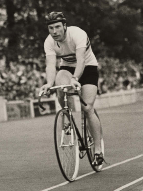 Reg Harris wins quarter final of 1000m at Olympic Games, London 1948