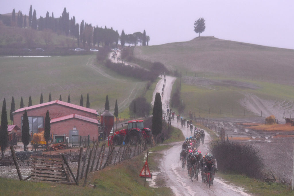 2018 Strade Bianche: riders in the rain
