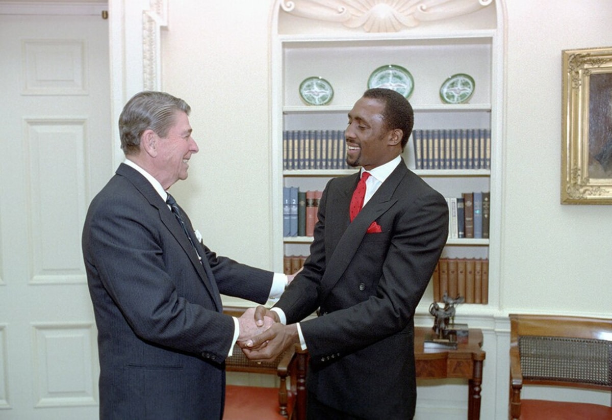 President Ronald Reagan shaking hands with boxer Thomas “Hitman” Hearns in the Oval Office in 1987.