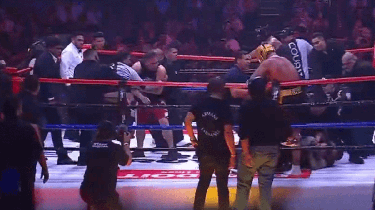 Shocking moment former WWE champion takes off gloves and joins in on boxing brawl