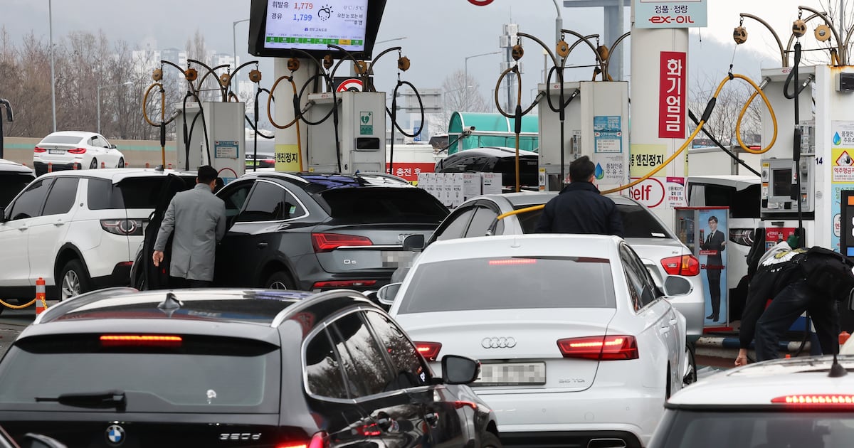 Gasoline, Diesel Prices Surge Toward 2000 Won in Seoul - 조선일보