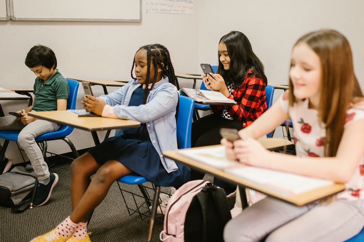 Over 30 schools in London borough ban smartphones - as new guidelines for screen time introduced - London Evening Standard