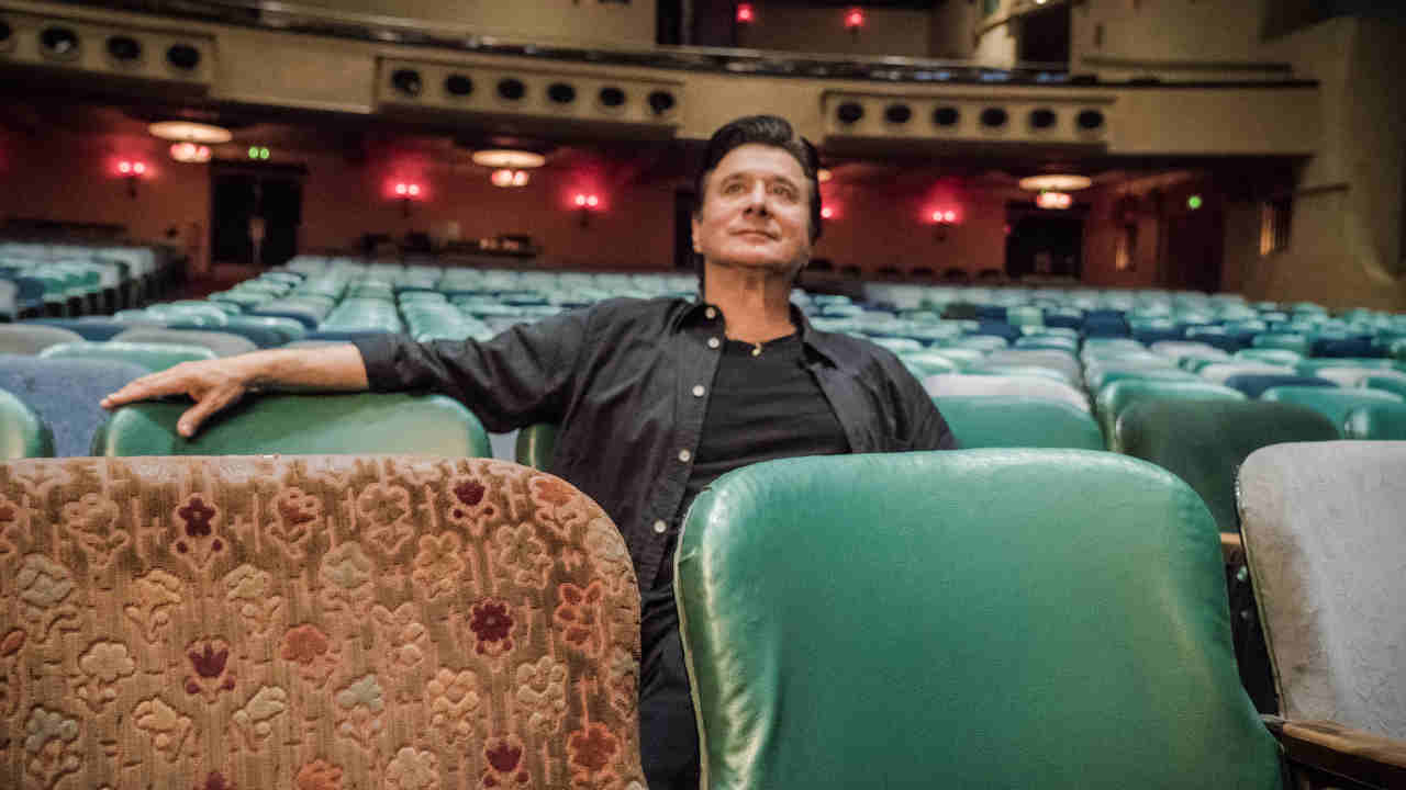 Steve Perry posing for a photograph in a cinema in 2018