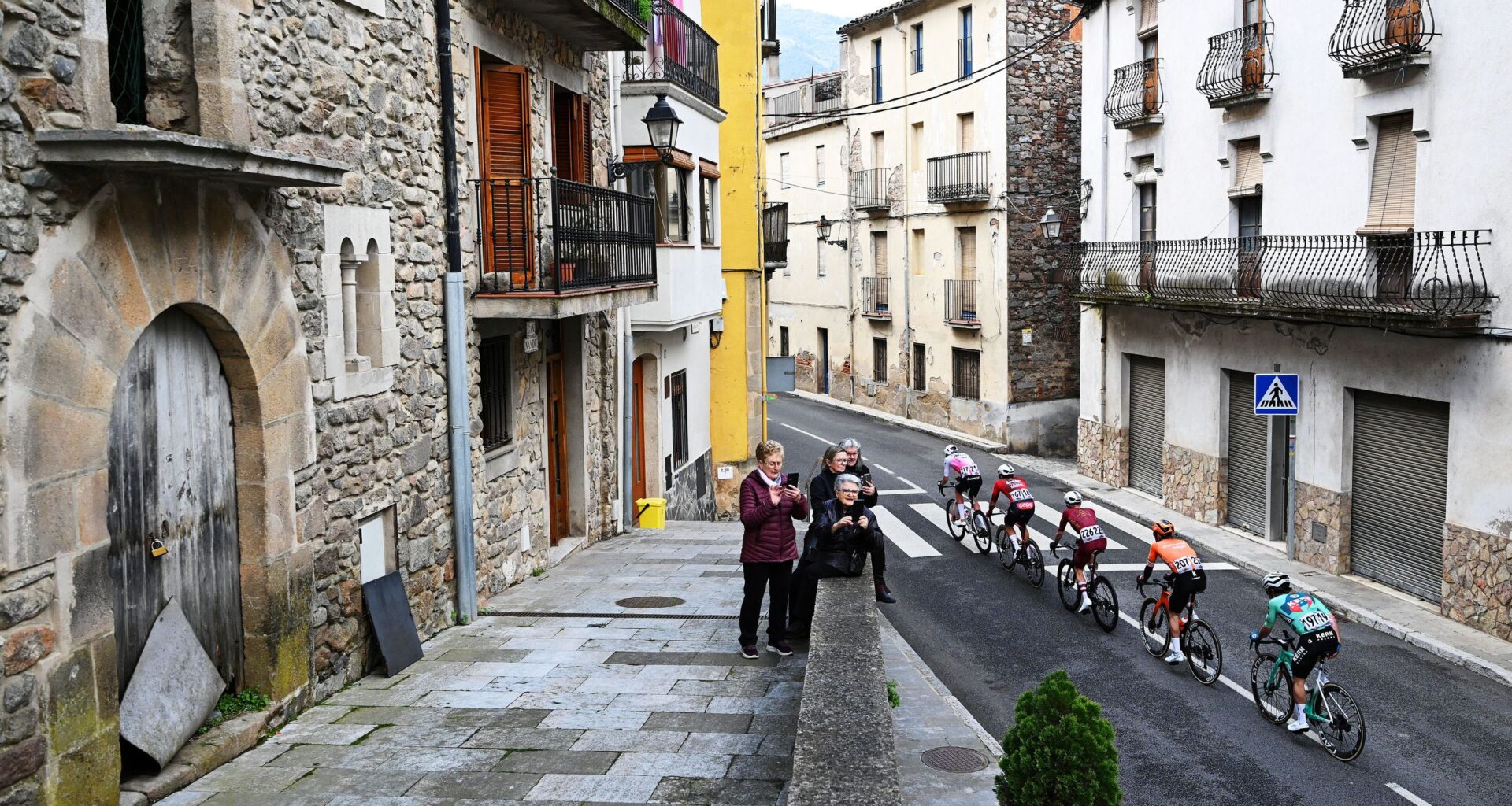 Volta a Catalunya stage 1 LIVE: Breakaway advantage shrinking