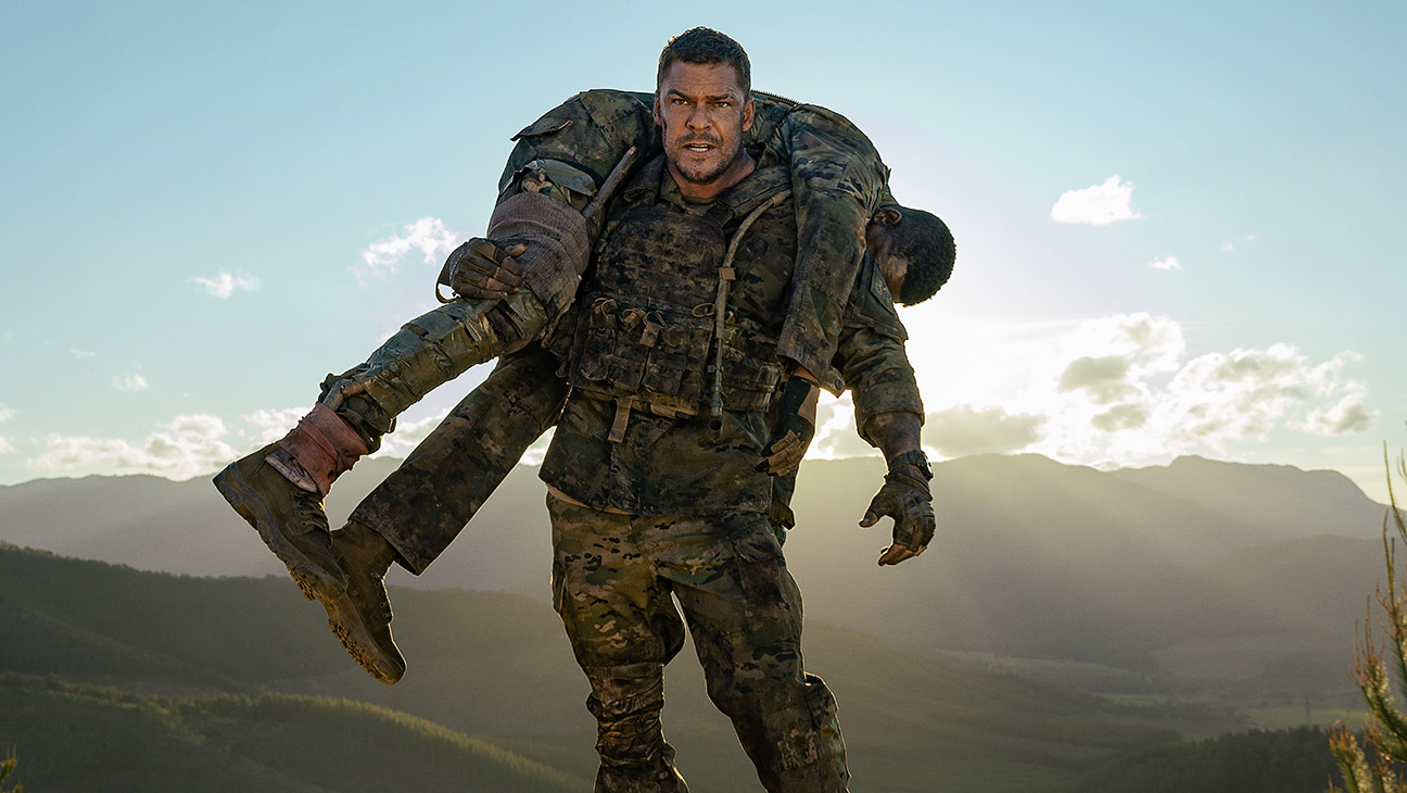 (L-R) Alan Ritchson as 81 and Stephan James as 7 in War Machine.