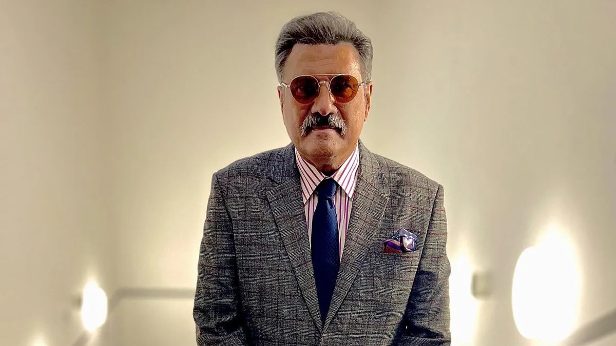 His first film role came in 2000 but a breakthrough arrived with Rajkumar Hirani’s Munna Bhai M.B.B.S. Irani played Dr. J.C. Asthana, a strict dean constantly clashing with Munna, played by Sanjay Dutt. The character, both authoritative and comically rigid, showcased Irani’s versatility. His performance immediately became audiences’ favourite. His first film role came in 2000 but a breakthrough arrived with Rajkumar Hirani’s Munna Bhai M.B.B.S. Irani played Dr. J.C. Asthana, a strict dean constantly clashing with Munna, played by Sanjay Dutt. The character, both authoritative and comically rigid, showcased Irani’s versatility. His performance immediately became audiences’ favourite.