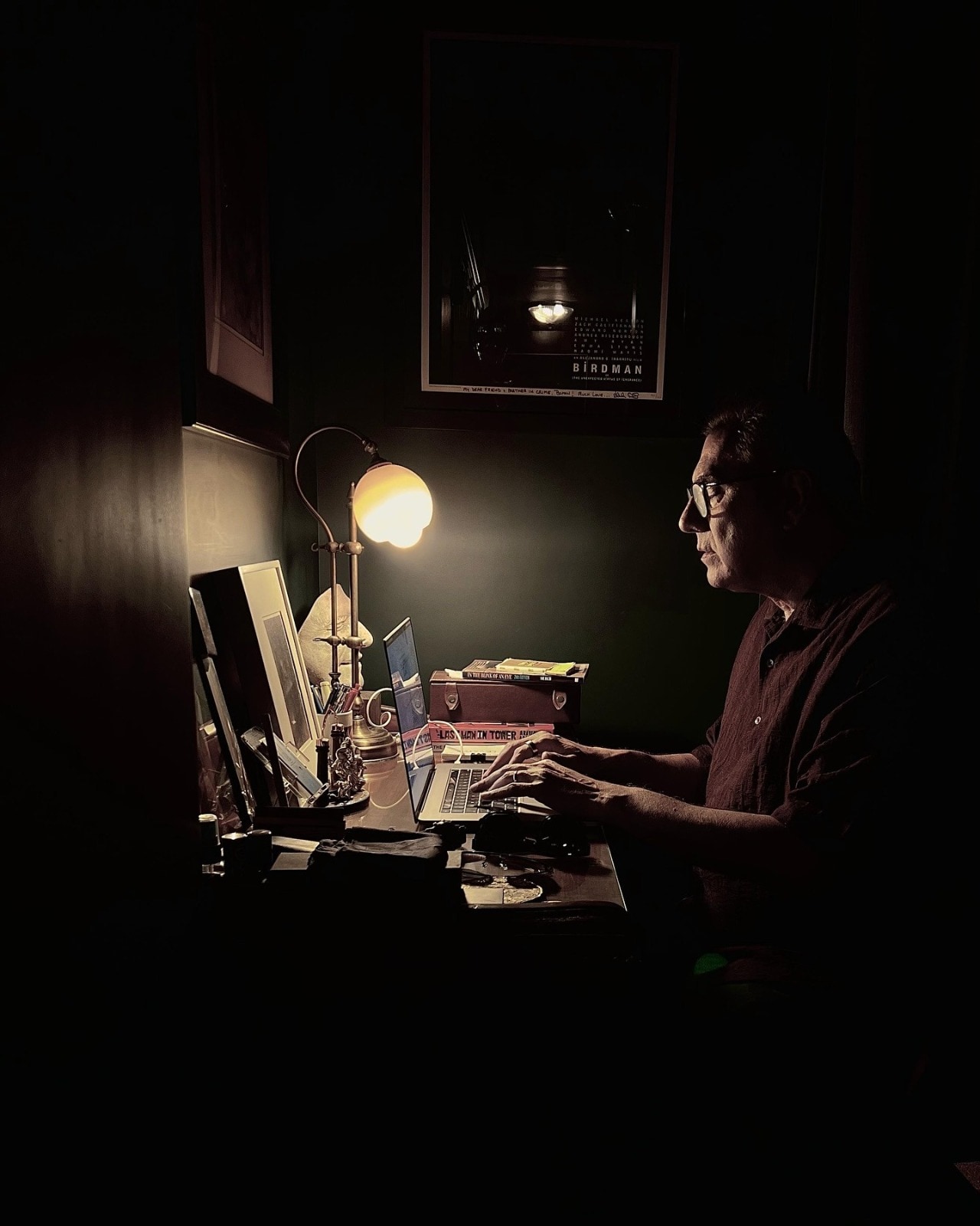 “Life is a race, if you don’t run fast, you will be like a broken undaa” – Do you remember this line? Yes, it is one of the most famous dialogues that any Bollywood would instantly recognise. This epic line was delivered by actor Boman Irani in the blockbuster 3 Idiots. And like 3 Idiots, Irani has made his impact on audiences with several remarkable performances in many films. But what many didn’t know in his journey to stardom which was full of challenges. “Life is a race, if you don’t run fast, you will be like a broken undaa” – Do you remember this line? Yes, it is one of the most famous dialogues that any Bollywood would instantly recognise. This epic line was delivered by actor Boman Irani in the blockbuster 3 Idiots. And like 3 Idiots, Irani has made his impact on audiences with several remarkable performances in many films. But what many didn’t know in his journey to stardom which was full of challenges.