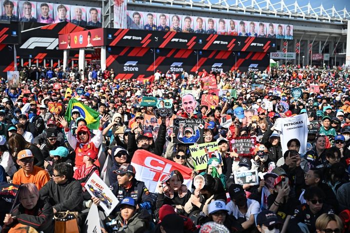 A huge crowd of fans gathered at the stage.