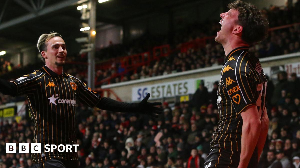 Hull City celebrate scoring at Wrexham