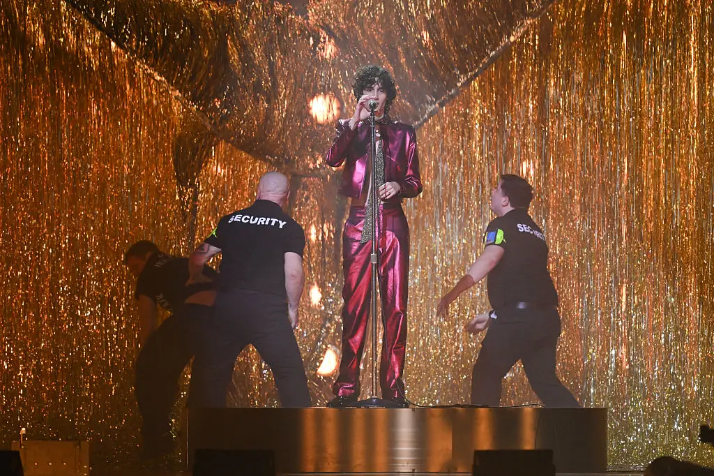 The shove doubled up as a stage transitino and promotion for his new single (Karwai Tang/WireImage)