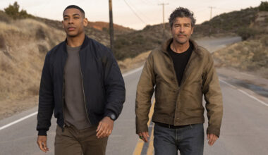 Aaron Pierre, Kyle Chandler in Lanterns