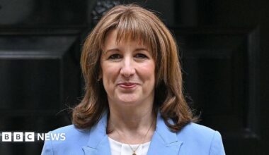Head and shoulders shot of Rachel Reeves wearing a blue jacket, white shirt and gold necklace