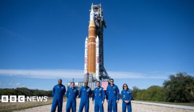 Tall infographic titled “Artemis II mission to the Moon” on a black background. At the top, numbered text explains eight mission steps, from liftoff in Florida to splashdown in the Pacific. Below, a glowing Earth and smaller Moon are linked by coloured looping lines showing the outbound and return paths of the Orion spacecraft, with small icons marking launch, lunar flyby, and parachute-assisted re‑entry.