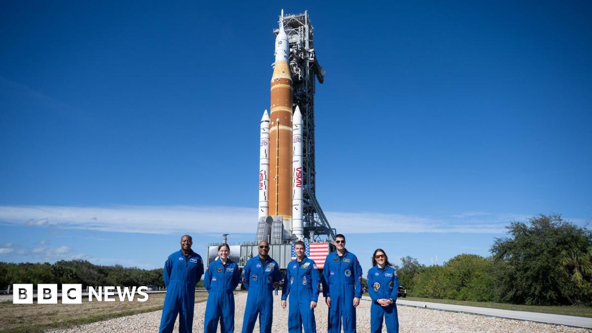 Tall infographic titled “Artemis II mission to the Moon” on a black background. At the top, numbered text explains eight mission steps, from liftoff in Florida to splashdown in the Pacific. Below, a glowing Earth and smaller Moon are linked by coloured looping lines showing the outbound and return paths of the Orion spacecraft, with small icons marking launch, lunar flyby, and parachute-assisted re‑entry.