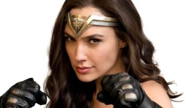 BATMAN v SUPERMAN Director Zack Snyder Shares Photo Of Gal Gadot's Wonder Woman In Batman's Gauntlets