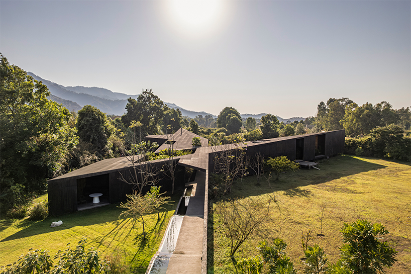 two intersecting volumes of black concrete carve mavra house into the mexican landscape - 3