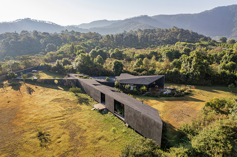two intersecting volumes of black concrete carve mavra house into the mexican landscape - 1