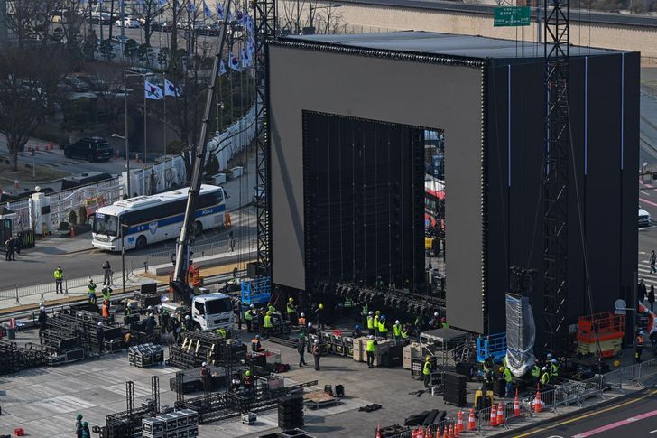 Workers install the stage for K-pop supergroup BTS' upcoming comeback concert at Gwanghwamun Square in central Seoul, Tuesday, four days before the massive event. Korea Times photo by Park Si-mon