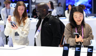 Participants test the Galaxy S26 Ultra at the Samsung Electronics Galaxy booth during Mobile World Congress 2026 at Fira Gran Via in Barcelona, Spain, on Mar. 2. [JOINT PRESS CORPS]