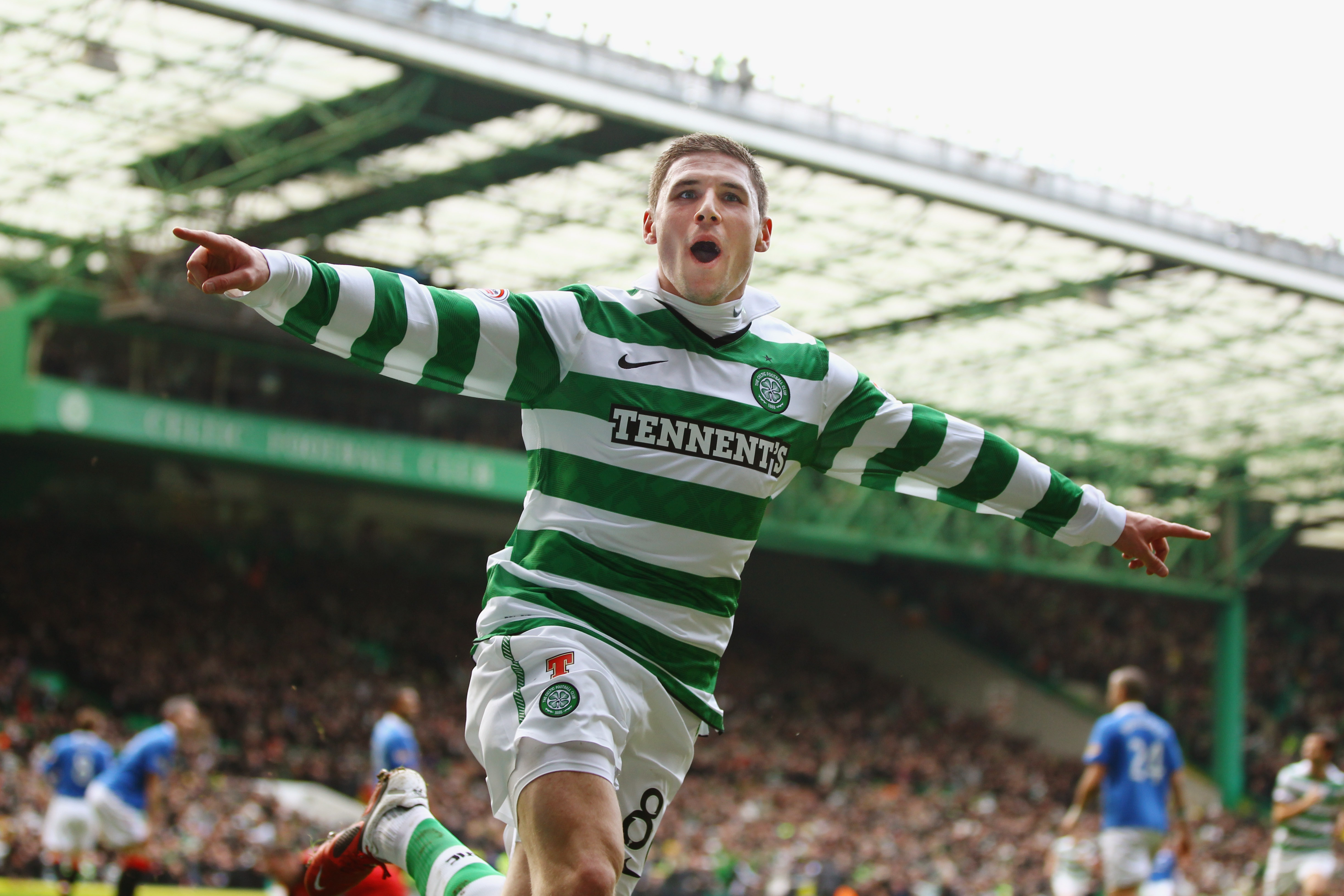 Gary Hooper of Celtic celebrates 